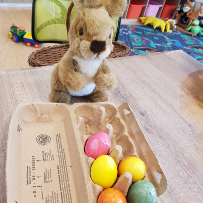 Eierfärben mit Osternhase